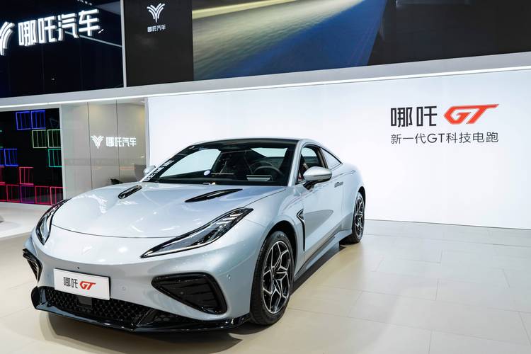 重庆122哪吒汽车在智能汽车领域的表现，领途汽车在新能源汽车市场中的影响力